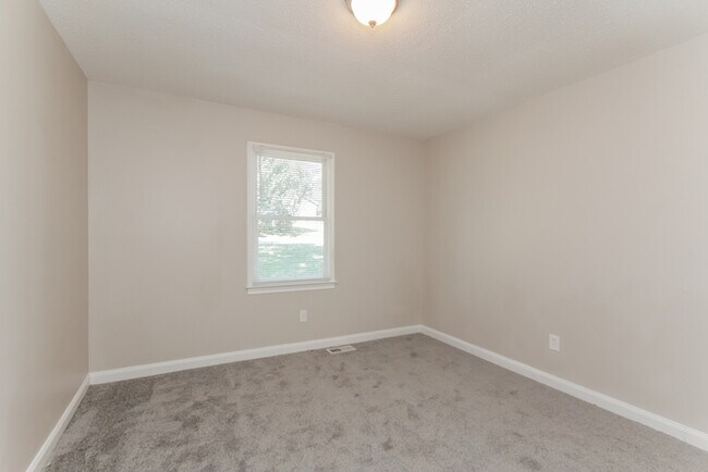 Building Photo - 504 Woodstream Dr