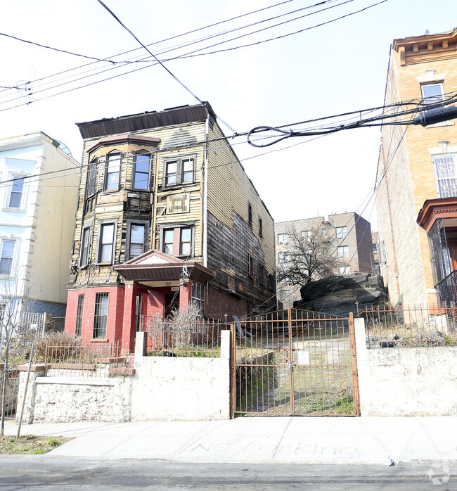 Building Photo - 2051 Ryer Ave