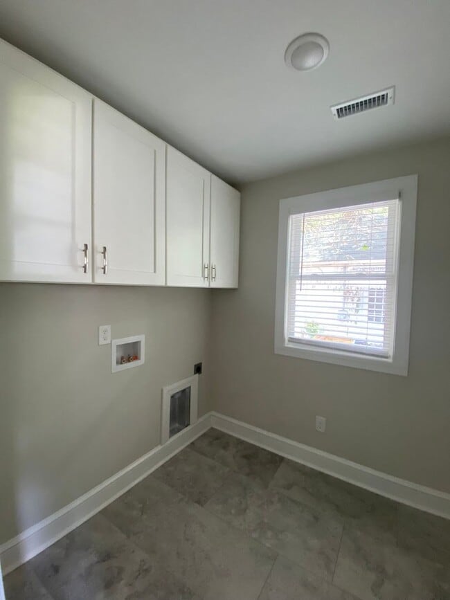 Building Photo - Spacious 3BR/3BA Home with Private Baths – Great for Students
