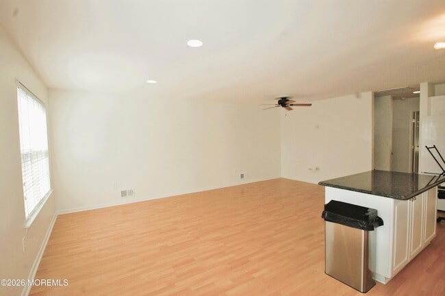 Building Photo - 574 Beachway Ave