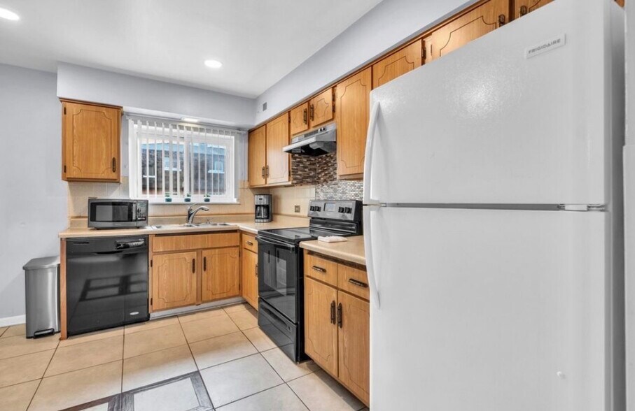 Building Photo - 9405 Bay Colony Dr