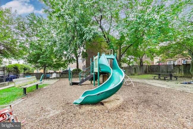 Building Photo - 1325 Chetworth Ct