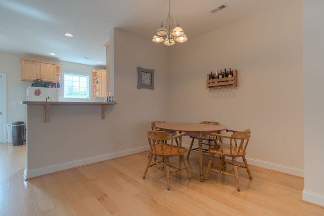 Building Photo - 250 Sheliah Ct