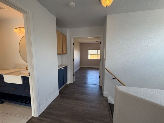 Building Photo - Spacious and Bright 3BD Home in Denver - Available Now
