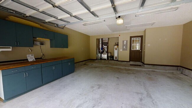 Building Photo - Beautiful 3 bedroom, 2 bathroom, house .