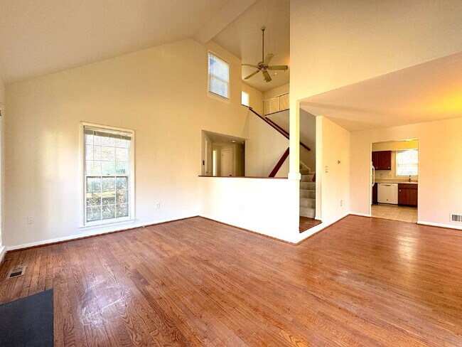 Building Photo - Lake Ridge Gem: Your Inviting Home Awaits!