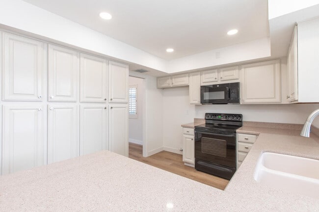 Building Photo - 2607 E Larkspur Dr