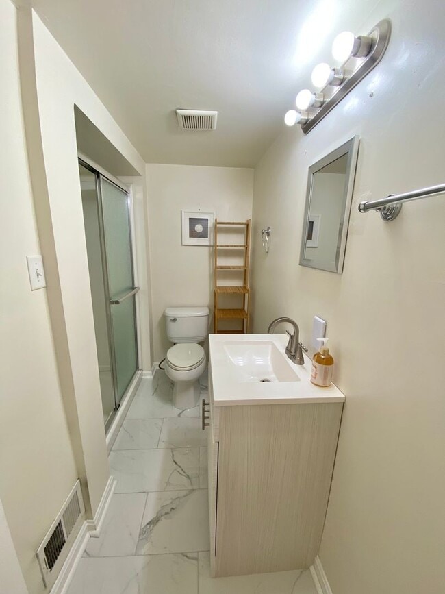 Building Photo - Modern 2 Bed/2 Bath in South Side Slopes - Off-Street Parking, First Floor Laundry - Available Now!