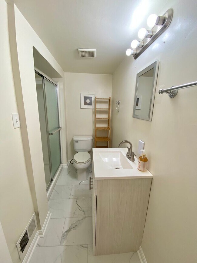 Building Photo - Modern 2 Bed/2 Bath in South Side Slopes- Available July 1st