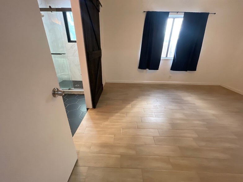 Building Photo - Room in House on Southwest Dr