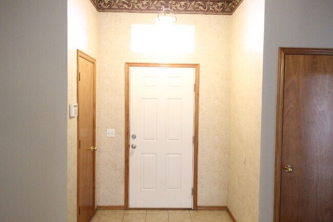 Building Photo - 620 Eastview Dr