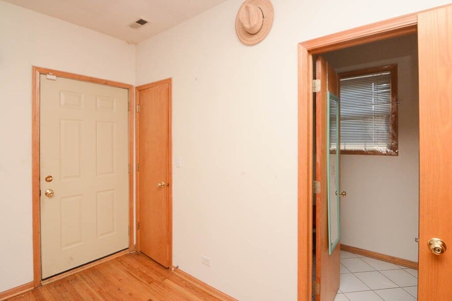 Building Photo - 819 N Wood St