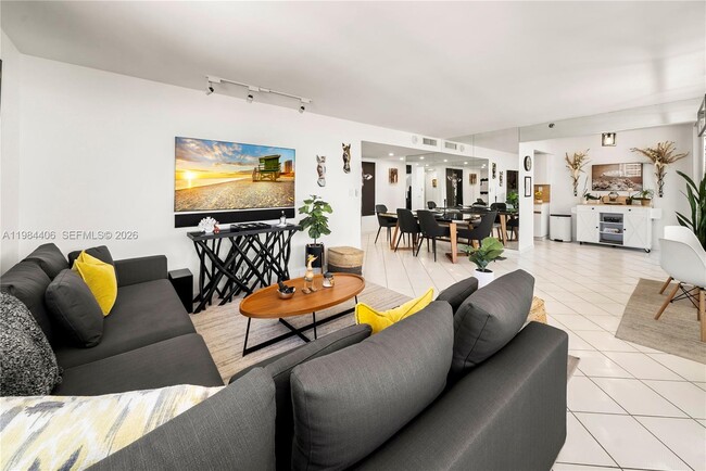 Building Photo - 2555 Collins Ave