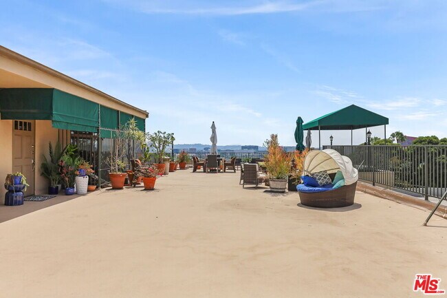 Building Photo - 8550 Holloway Dr