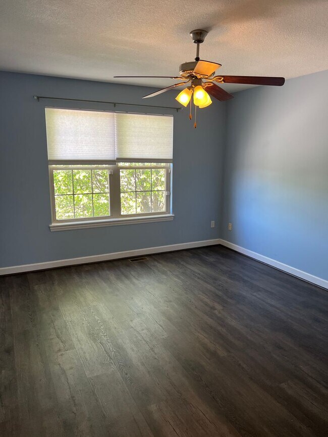 Building Photo - 4 bedroom, 2 bathroom, car garage townhouse