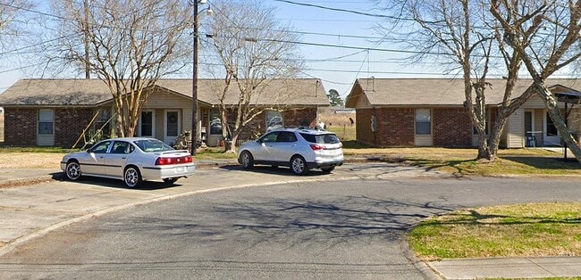 Building Photo - 425 Memorial Dr