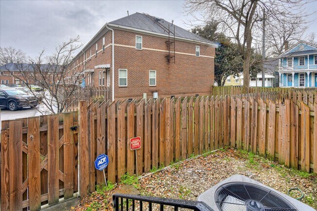 Building Photo - 305 Telfair St