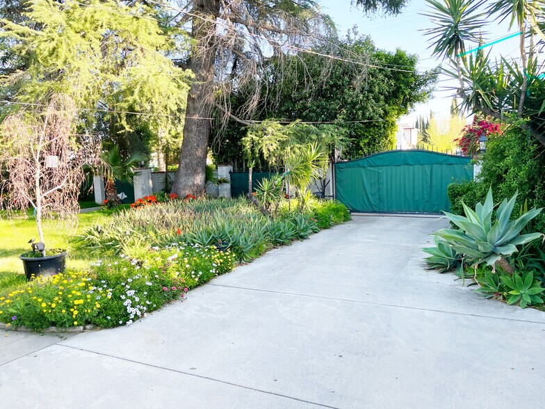 Long Driveway - 15341 Cohasset St