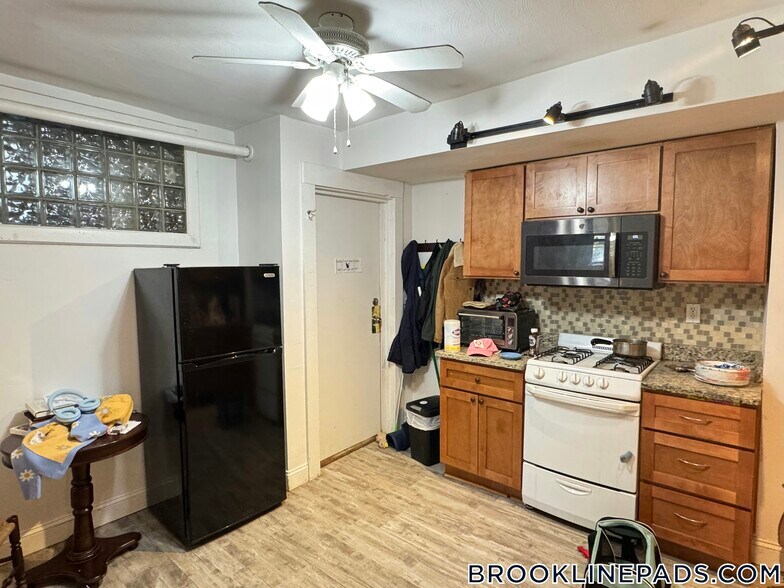 Building Photo - 1064 Beacon St