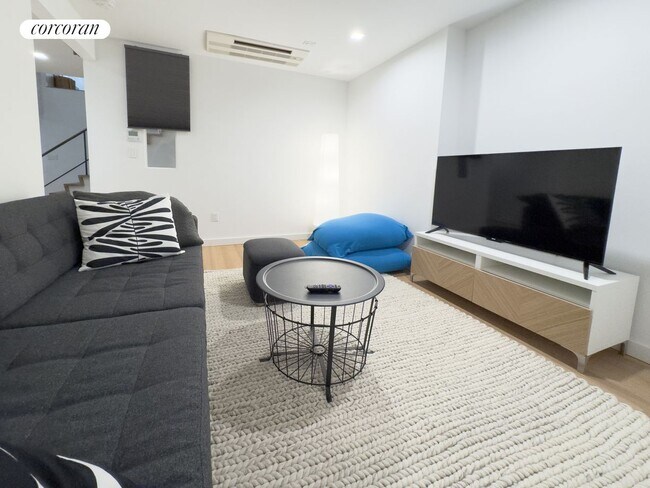 Building Photo - 21 Bleecker St