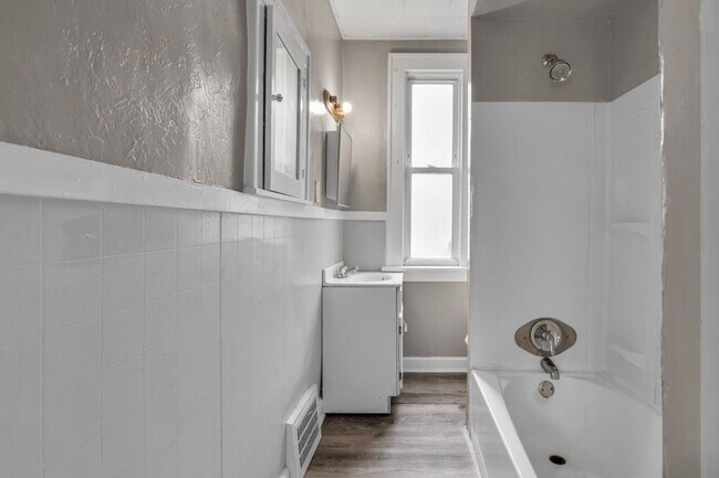 Building Photo - 2bd/1b UPSTAIRS 4-plex Cash Pay