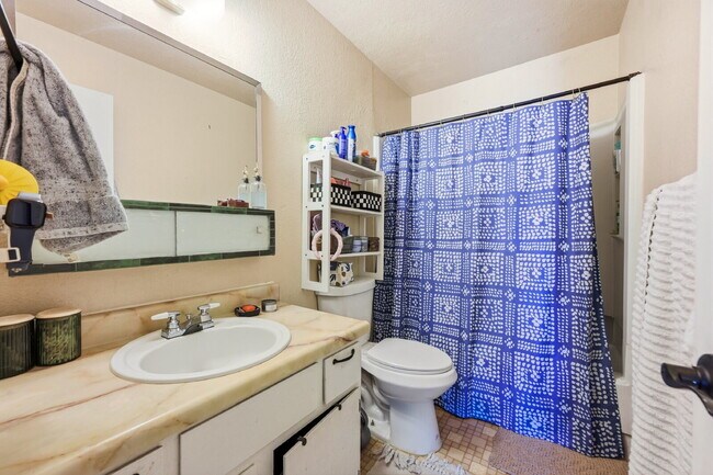 Building Photo - $1,695.95 - 2 Bed, 1 Bath Townhome In Denver with In Unit Laundry!