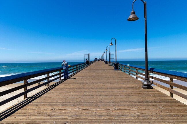 Building Photo - 1 MONTH FREE ~ 1BR at a Great Price ~ Just a Block from the Beach!