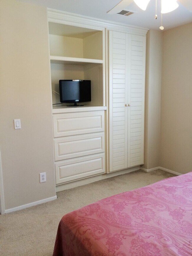 Building Photo - 2 Bedroom, 2.5 bath DETACHED condo in Oak ...