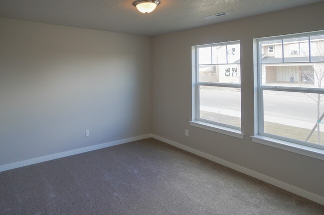 Building Photo - 2814 N Cherry Grove Way