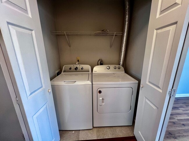Building Photo - Charming Townhome in the Heart of Virginia Beach