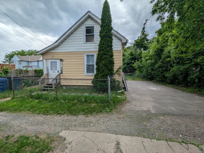 Building Photo - 47 1/2 Park St