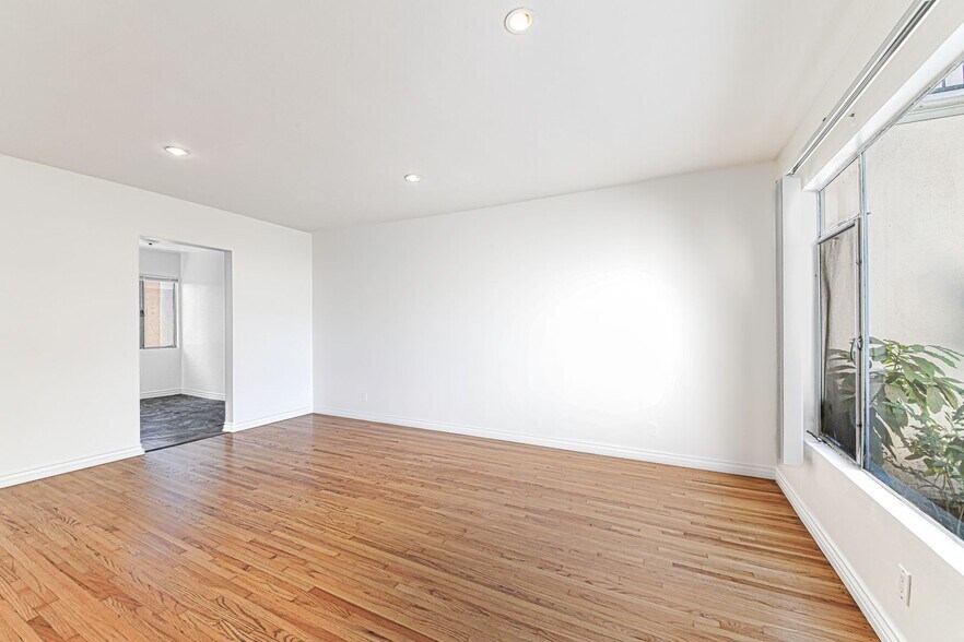 Building Photo - 809 Flora Dr