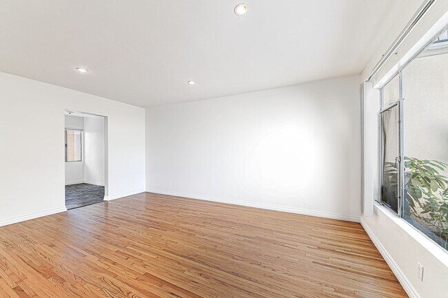 Interior Photo - 809 Flora Drive