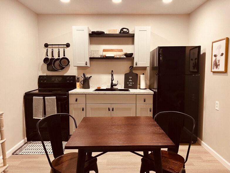 Building Photo - 303 Hill St