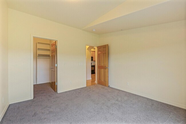 Building Photo - Top-Floor Condo with Unbeatable Mountain Views!