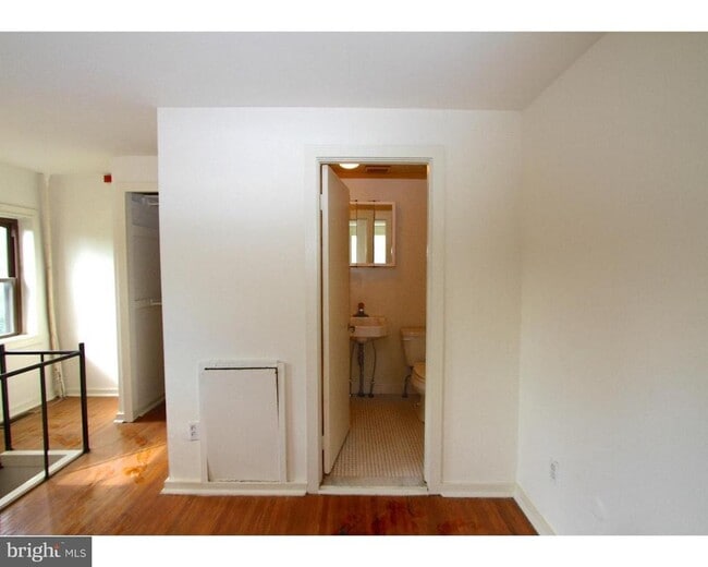 Building Photo - 415 S 11th St