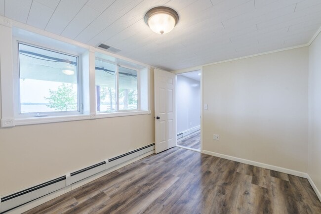 Building Photo - Rare green lake lake home for long term re...