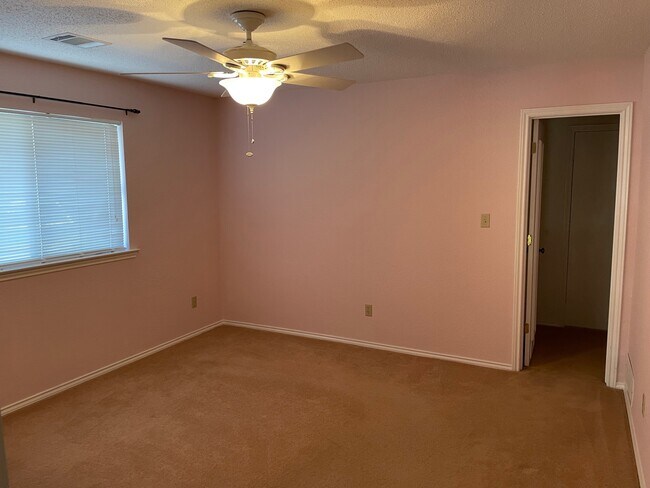 Building Photo - 3016 Jomar Dr
