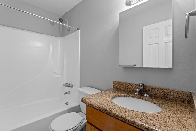 Building Photo - Spacious 2bed/1bath townhome