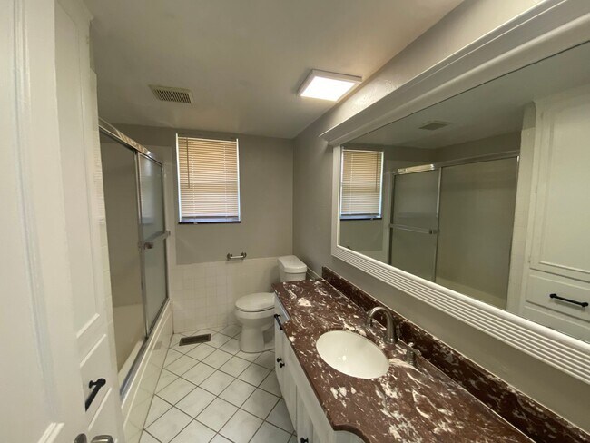 Building Photo - 3 bedroom 2.5 bath!