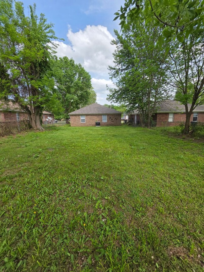 Building Photo - 1007 N Parker Rd