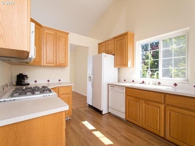 Building Photo - SUNNY & BRIGHT SINGLE FAMILY HOME IN HILLSBORO