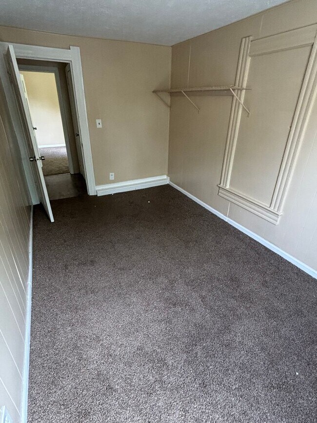 Building Photo - section 8 welcome, 4 bedroom, 1 bathroom s...