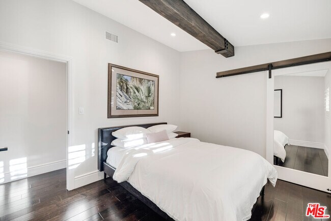Building Photo - 16725 Oak View Dr
