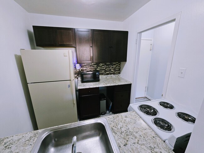 Kitchen - 1021 Arlington Blvd