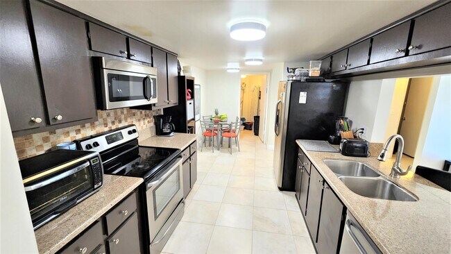 Building Photo - 2255 Lindell Blvd