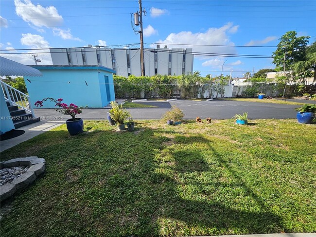 Building Photo - 733 NW 30th Ct