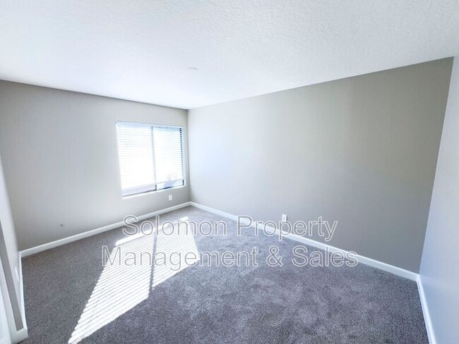 Building Photo - 905 Viewpoint Dr