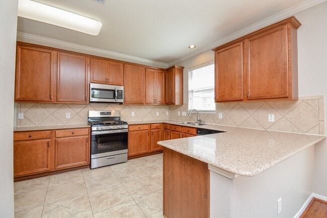 Building Photo - 16021 Summerville Lake Dr