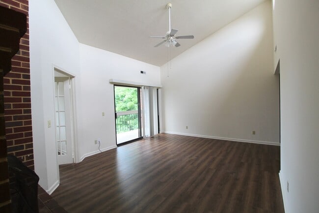 Building Photo - Madison Manor Condo for Rent with 3 Bedrooms and 2 Baths.  Great Location!